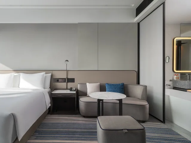 غرفة قياسية بسرير كينج بإطلالة على البحر، Crowne Plaza Xiamen Jimei, An Ihg Hotel 1/2
