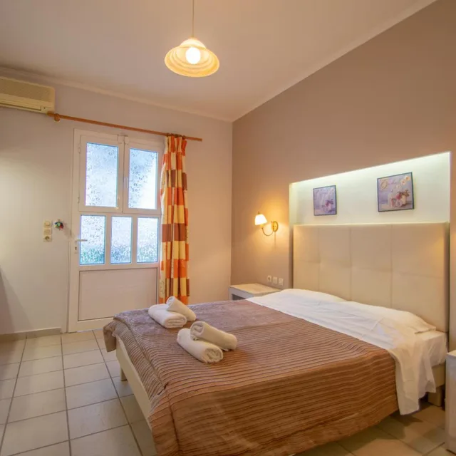 غرفة ثلاثية، Agoulos Inn 1/3