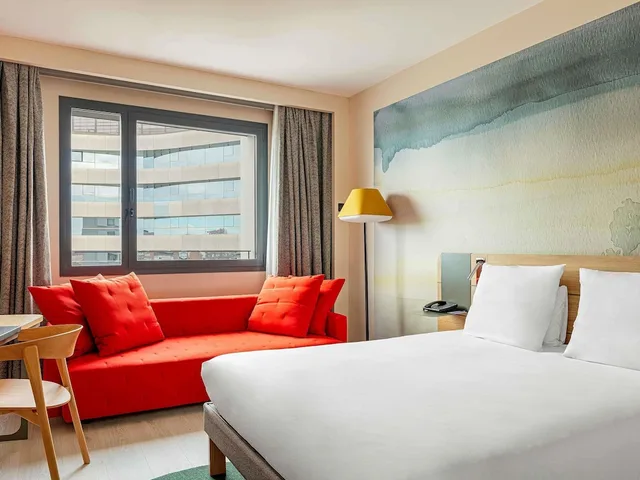 غرفة تنفيذية بسرير كوين مع أريكة، Novotel Madrid City Las Ventas 1/5