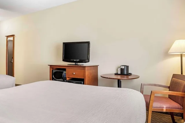 غرفة قياسية بسريرين كوين بجاكوزي، Quality Inn Airport Dieppe 7/9