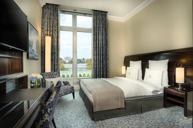 غرفة بسرير كينج بإطلالة على البحيرة بشرفة، Hotel Atlantic Hamburg, Autograph Collection 2/4