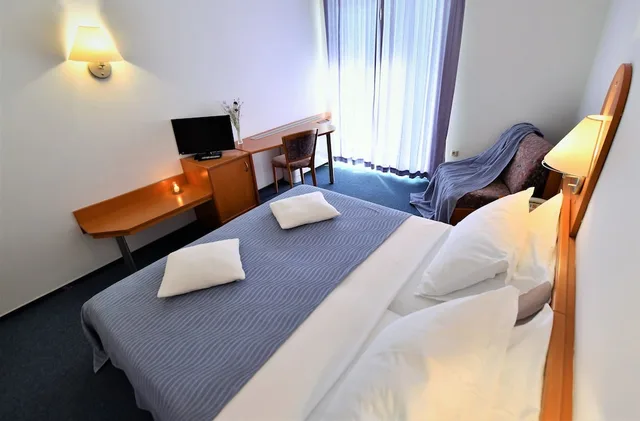 غرفة كومفورت بسرير كوين بإطلالة على المتنزه بشرفة، Hotel Alkar 3/10