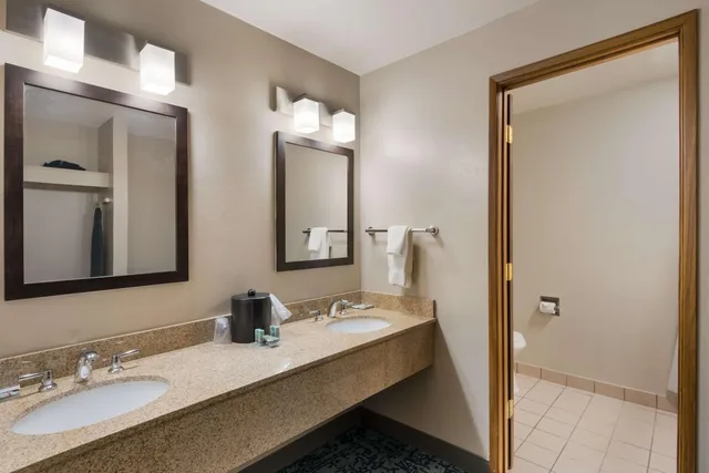 غرفة رباعية مع أريكة، Best Western New Oregon 9/9