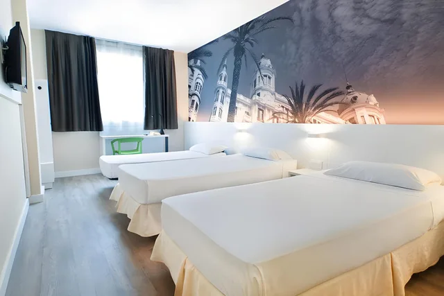 غرفة ثلاثية بثلاثة أسرّة، B&B HOTEL Alicante 1/2