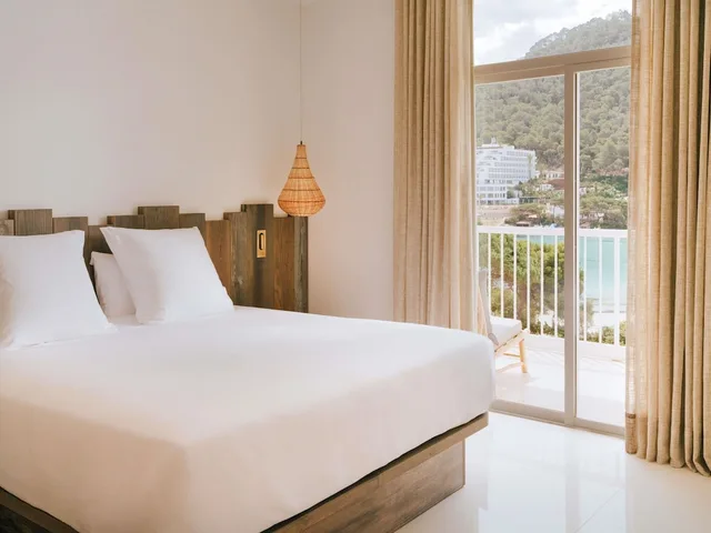 Platinum, Suite, King Bed, Sea Front, Sofa، Hyde Ibiza 2/3