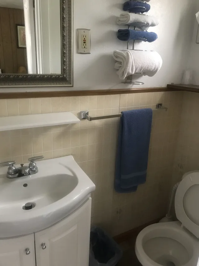 كابينة كلاسيكية بسريرين كوين، Chalet Motel 2/2