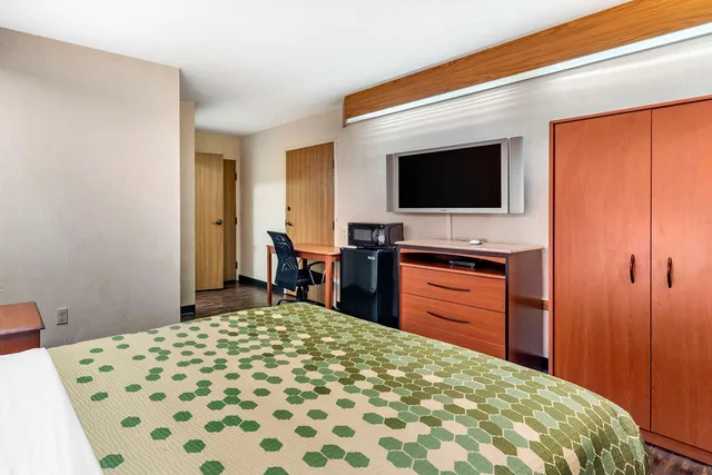 غرفة بسرير كوين لذوي الإعاقة، Econo Lodge North Academy 2/3