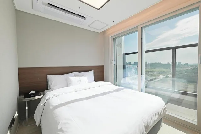 Club, Queen Bed, Sofa, Sota Suite Pyeongtaek Godeok 1/8