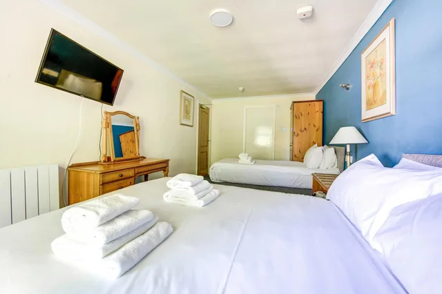 Family, 1 Double and 1 Single Bed, Onich 1/2