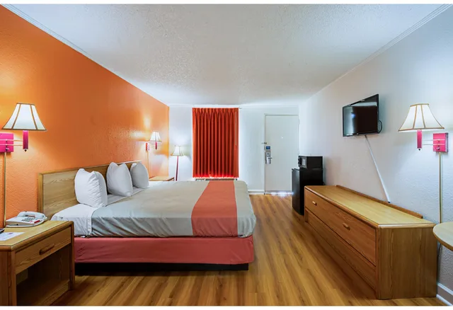 غرفة بسرير كينج لغير المدخنين، Motel6 Perry, GA 2/4
