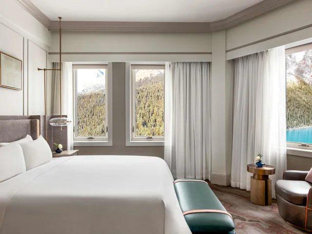 جناح بسرير كينج بإطلالة على البحيرة بغرفة نوم واحدة مع أريكة، Fairmont Chateau Lake Louise 1/2
