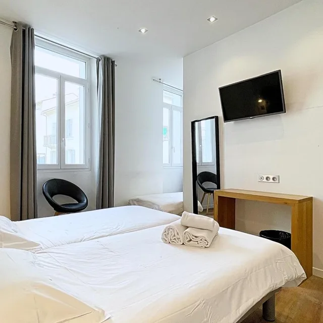 غرفة ثلاثية، Le Florian Hotel 1/10