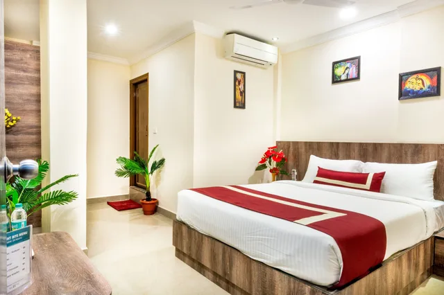 Super, Deluxe, Queen Bed, Octave Hotel and Spa Jp Nagar 2/6