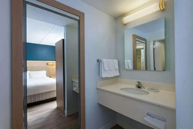 جناح بسريرين كوين مع سرير سحّاب إضافي مع أريكة لذوي الإعاقة، SpringHill Suites Pittsburgh Washington 2/3