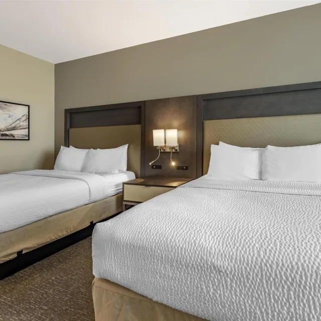Room, King Bed, 2 Queen Beds, Best Western Plus Executive Residency Jackson Northeast 2/5