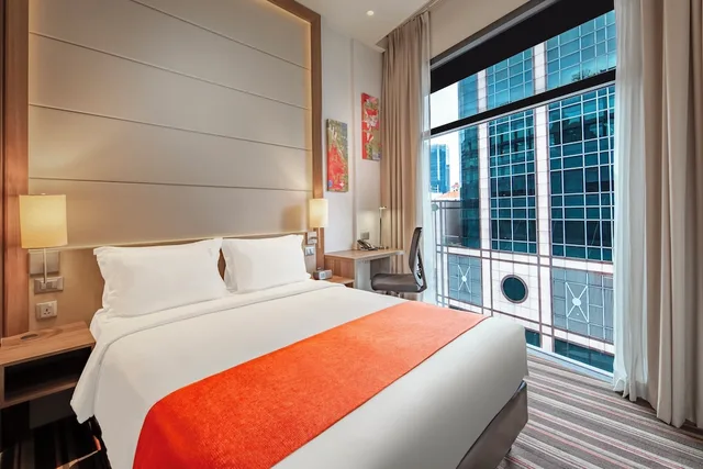 غرفة قياسية بسرير كوين بإطلالة على الجبل في الطابق العلوي، Holiday Inn Express Singapore Clarke Quay 3/9