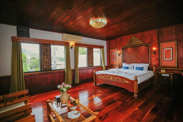 جناح جونيور بسرير كينج مع أريكة، Vang Thong 1/1