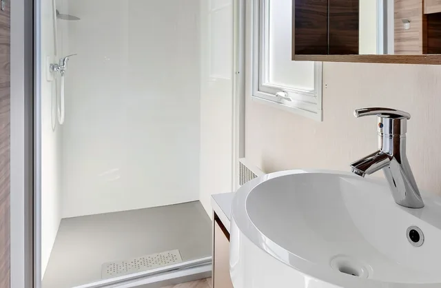 3 Bedrooms, Premium, 1 Double and 4 Single Beds، First Camp Lilleby 7/8