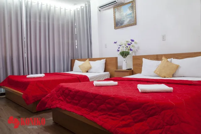 غرفة ثلاثية بسرير كوين وسرير فردي، Koniko Hotel 1/3