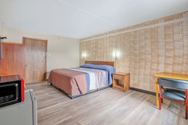 غرفة بسرير كينج لذوي الإعاقة لغير المدخنين، Devils Lake Inn By OYO Near Devils Lake Regional Airport 1/10
