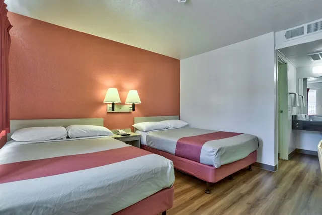 غرفة ديلوكس بسريرين مزدوجين، Motel6 Flagstaff, AZ - Butler 2/6