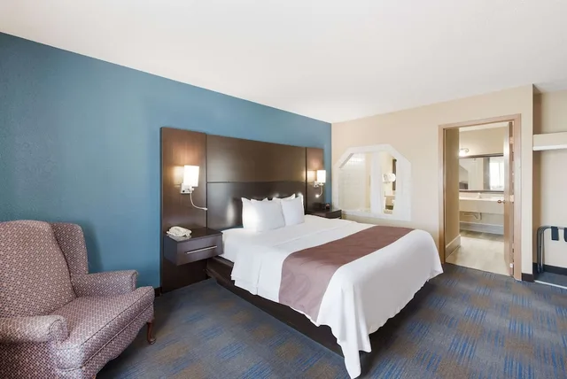 جناح مع أريكة، Quality Inn Upper Sandusky OH 3/6