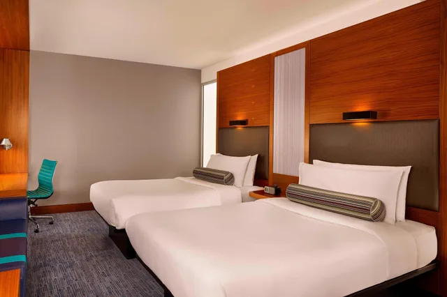 Aloft, Twin Beds، Aloft London Excel 1/4