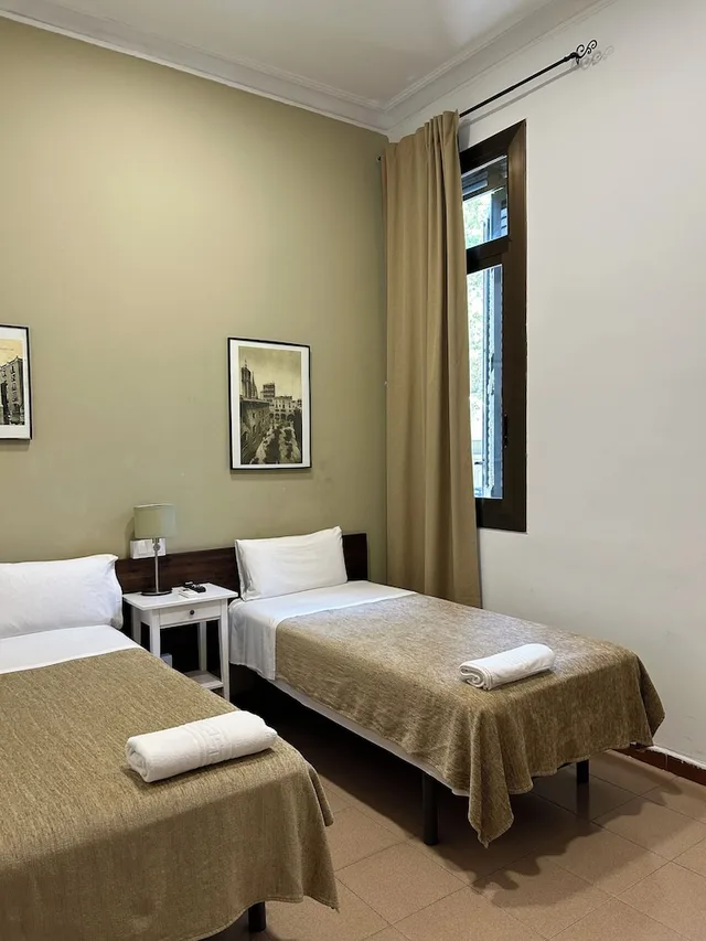 غرفة بسرير مزدوج أو سريرين منفصلين بحمام مشترك، Hostal Delfos 4/10