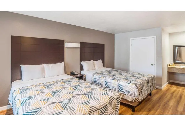 2 Queen Beds Non-Smoking, Micfridge، Motel6 Dallas, TX 4/9