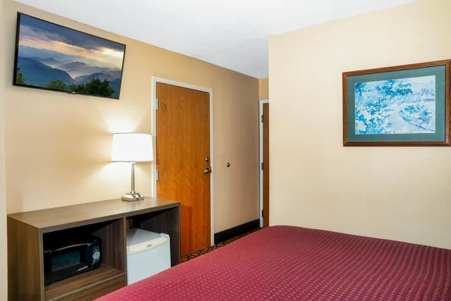 Room, King Bed, Guest Inn Pigeon Forge 7/10