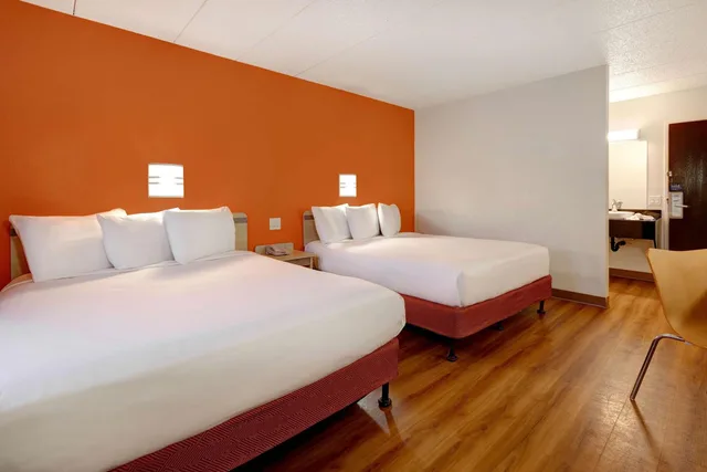 2 Queen Beds - Micfridge، Motel6 Lakeville, MN - South - Lakeville 6/10