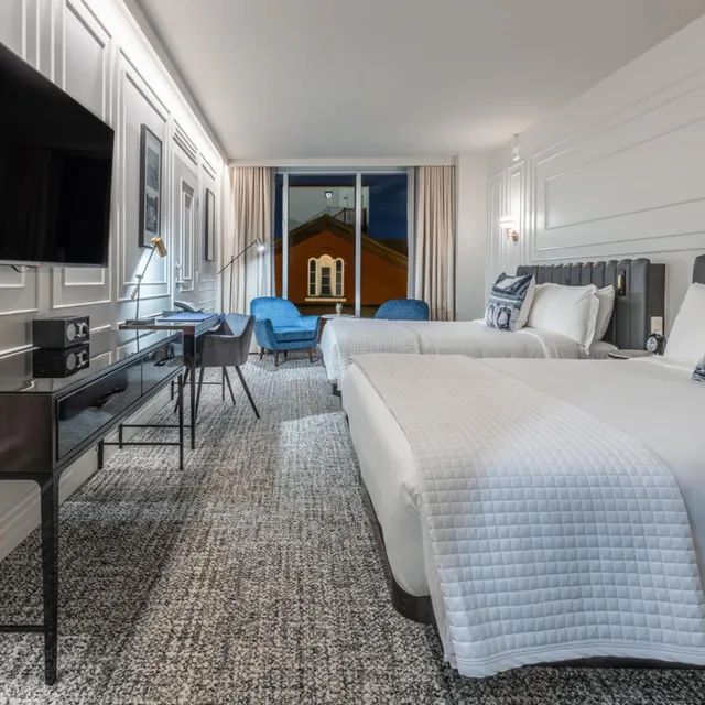 غرفة بسرير كينج وسريرين كوين، L Hotel Du Capitole 3/9