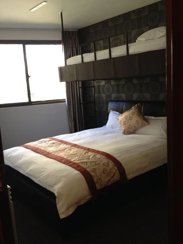 غرفة قياسية ثلاثية بسرير كوين وسرير فردي، DUCK INN MT BULLER 1/5