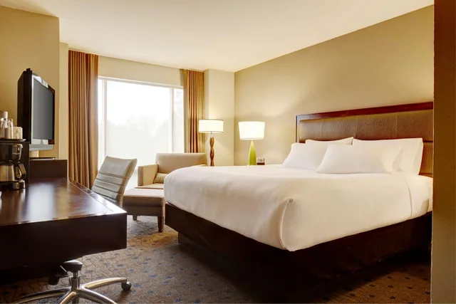 غرفة بسرير كينج بحوض استحمام لذوي الإعاقة، Hyatt House Seattle/Redmond 2/4