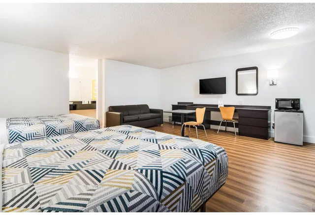 2 Queen Beds Mobility Accessible Tub Nsmk، Motel6 Addison, TX - Dallas 1/3