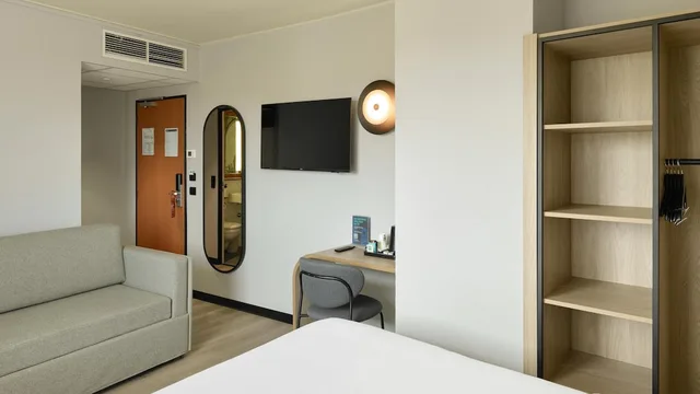 غرفة قياسية بسرير كوين مع أريكة، Hotel Campanile Marne La Vallee Bussy Saint Georges 2/5