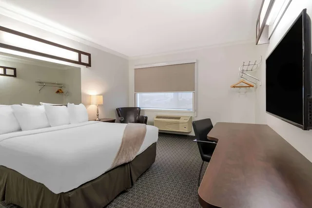 غرفة قياسية بسرير كوين، Villa Inn and Suites, SureStay Collection By Best Western 2/5