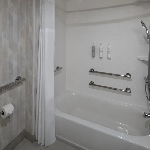 غرفة بسريرين كوين بحوض استحمام لذوي الإعاقة، Hampton Inn by Hilton Gulfport Beach Boulevard 4/4