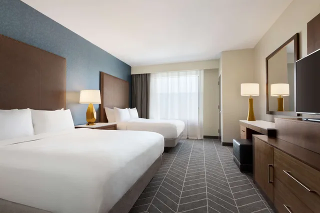 جناح بريميوم بسريرين كوين بإطلالة على النهر بغرفتين، Embassy Suites by Hilton Wilmington Riverfront 1/5