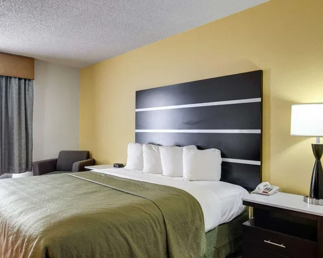 غرفة بسرير كينج لذوي الإعاقة، Quality Inn Fort Smith I-540 2/2