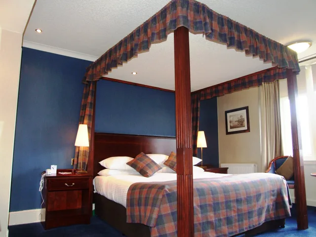Four Poster، Alexandra Hotel 1/1