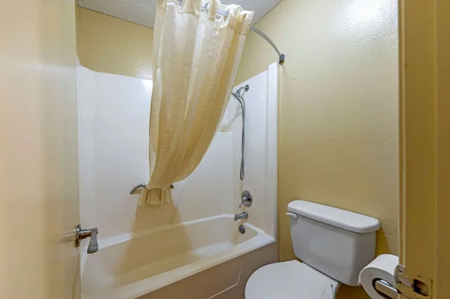 غرفة قياسية بسرير كينج للمدخنين، Econo Lodge Pryor 8/9