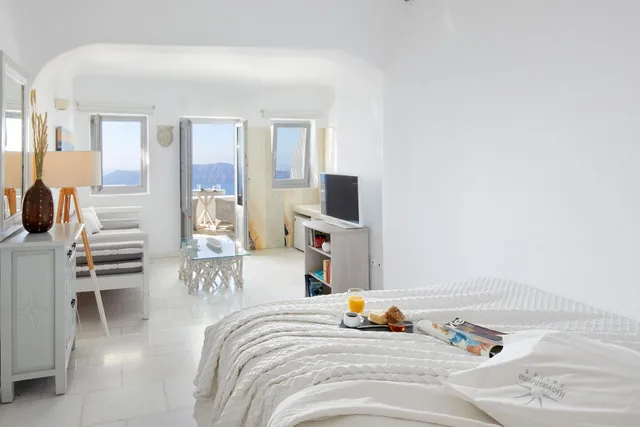 Superior, Suite, King Bed, Caldera View, Sofa, Jetted Tub، Iliovasilema Suites 1/4