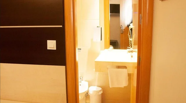 غرفة أساسية مفردة، Universal Hotel 5/6