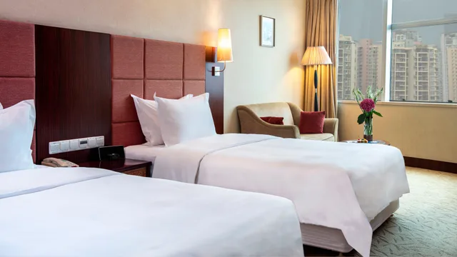 جناح، Holiday Inn Donghua 2/6