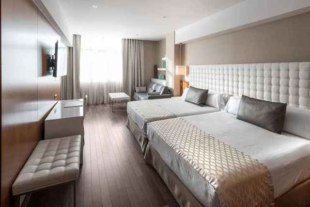 غرفة عائلية بسرير فردي وسريرين كوين، Hotel Catalonia Ramblas 3/7