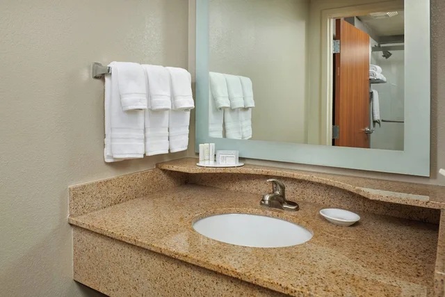 جناح بسريرين مزدوجين مع سرير سحّاب إضافي، SpringHill Suites by Marriott Baton Rouge North/Airport 5/7