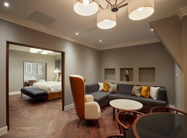 جناح، The Parkgate Hotel 4/6