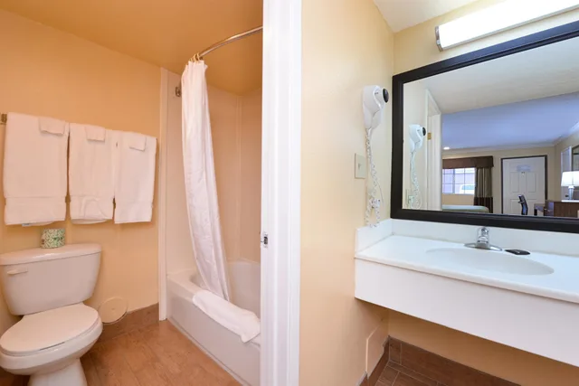 غرفة بسرير كينج للمدخنين، Americas Best Value Inn Azusa Pasadena 3/4