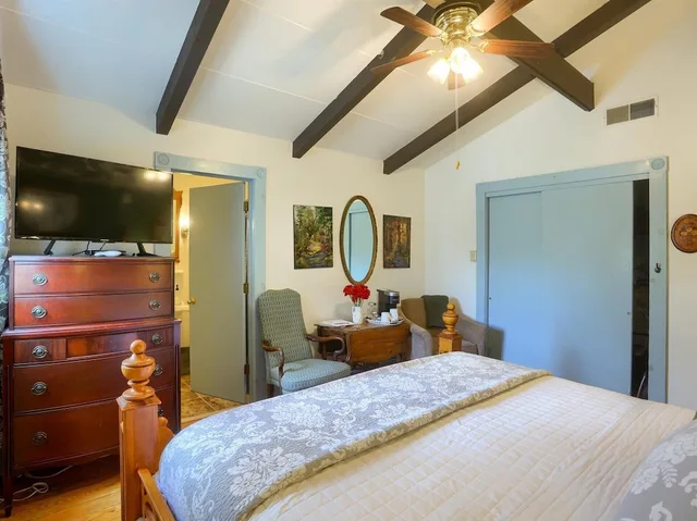 Woods, Penthouse, King Bed، Battlefield Bed &amp; Breakfast Inn 1/10